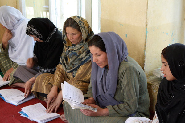 AfghanWomen-learn-to-read